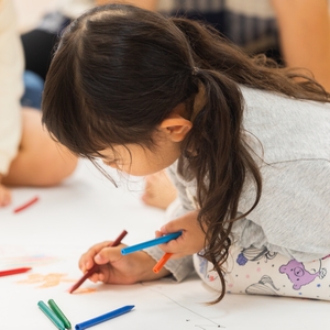 お絵かきをする子ども