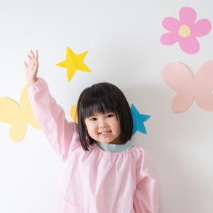 手を挙げる子ども