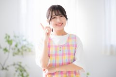 指差しをする保育士さん