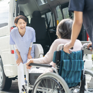 笑顔の介護職員と高齢者 