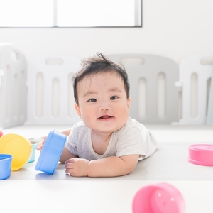 おもちゃで遊ぶ0歳児 