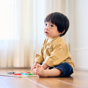 パズルで遊ぶ子ども
