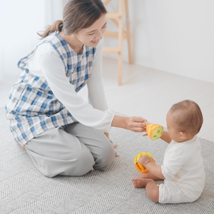 保育士と遊ぶ子ども