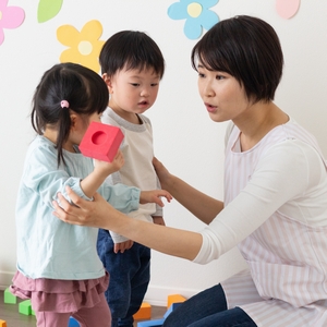 保育士と子どもたち