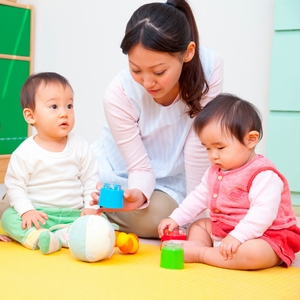 先生と一緒に遊ぶ子ども 