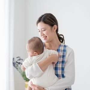 子どもを抱っこする保育士 