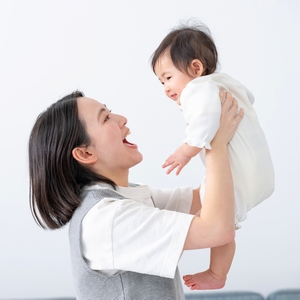 子どもと遊ぶ保育士 