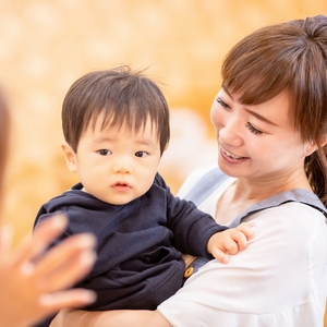 抱っこされた子ども
