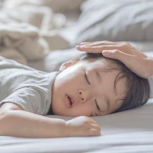 昼寝をする子ども
