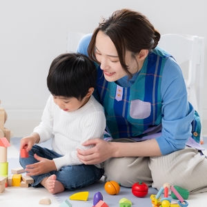 遊んでいる子どもを見守る保育士さん 