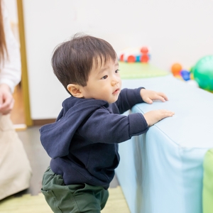 つかまり立ちする子ども 