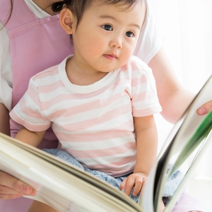 読み聞かせをする姿 