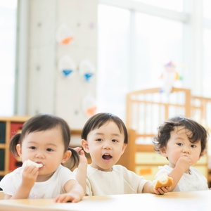 おやつを食べる園児 