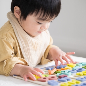 一人遊びを楽しむ1歳児 