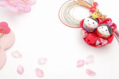 ひな人形と桜の花びら