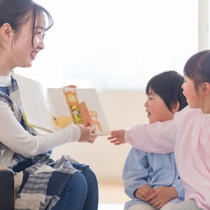 読み聞かせを楽しむ子ども 