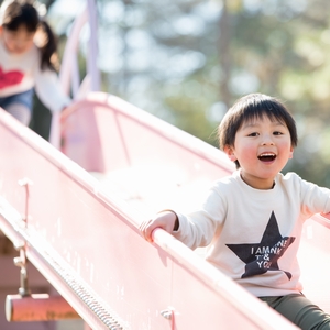 戸外遊びを楽しむ子ども 