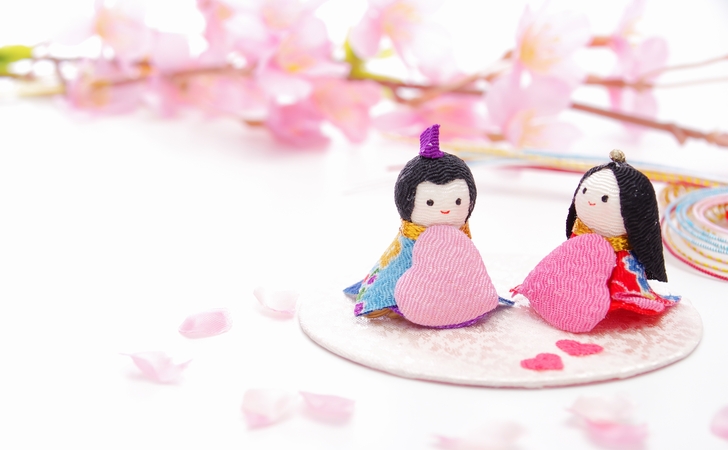ひな人形と春のイメージ
