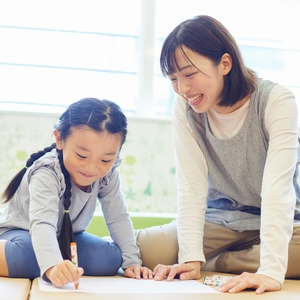 お絵かきを楽しむ子どもと先生
