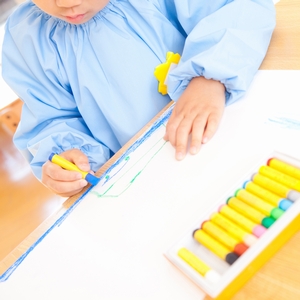 製作を楽しむ子ども
