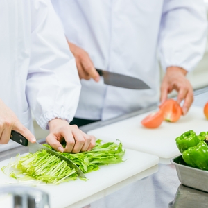 野菜を切る栄養士