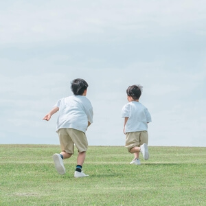 走る子ども 