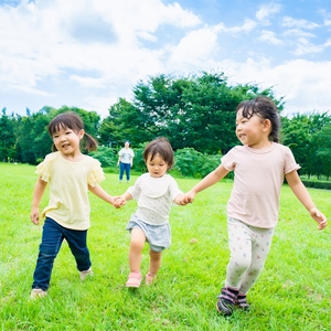 手をつなぐ子ども 