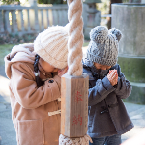 拝む子どもたち