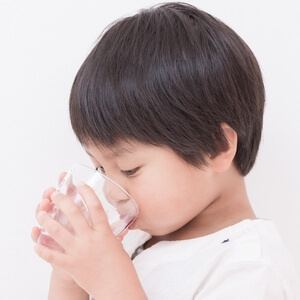 水分補給をする子ども 