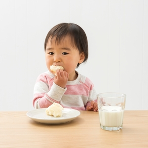 おやつを食べる子ども 