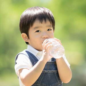 水分補給をする子ども 