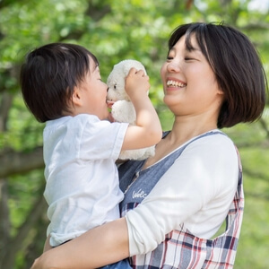 保育士と笑う子ども 