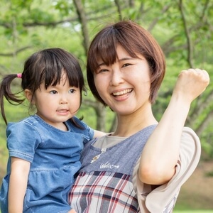 子どもを抱きかかえる保育者 