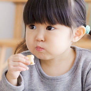 おやつを食べる女の子 