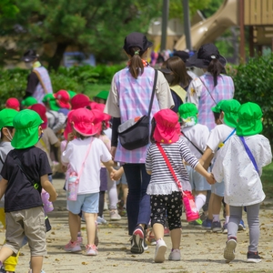 遠足中に手をつなぐ子どもたち 