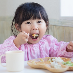 給食を食べる女の子 