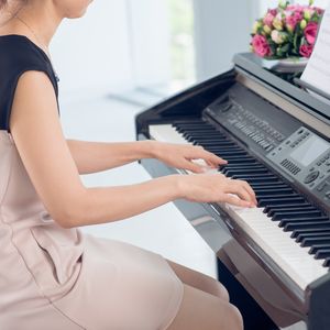 ピアノの練習をする女性