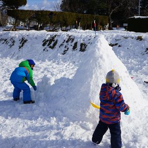 雪山を作る子ども