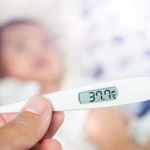 体温計と乳児