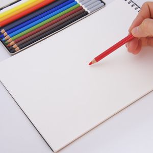 色鉛筆とスケッチブック