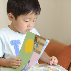 絵本を読む園児