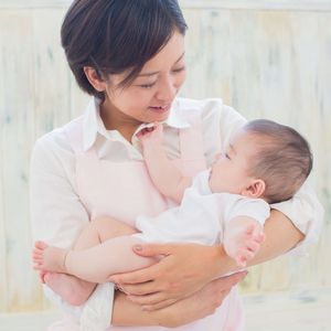 赤ちゃんを抱っこする保育士