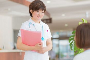 笑顔で働く派遣看護師