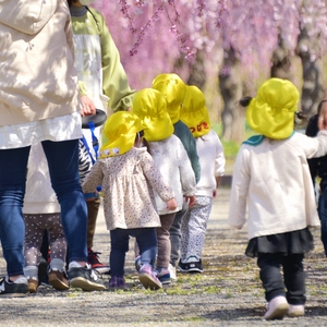 春の自然の中でお散歩する子どもたち 