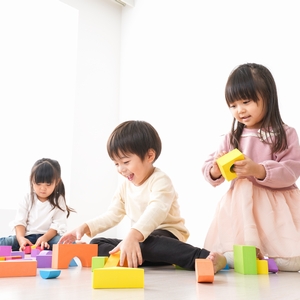 玩具で遊ぶ3人の子ども
