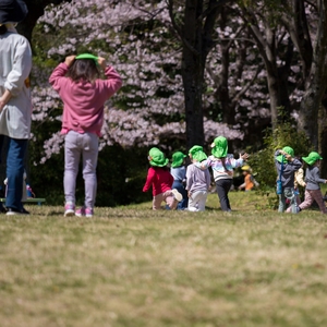 戸外遊びをする子ども 