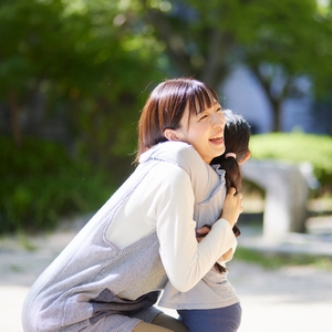 子どもを抱きしめる保育者
