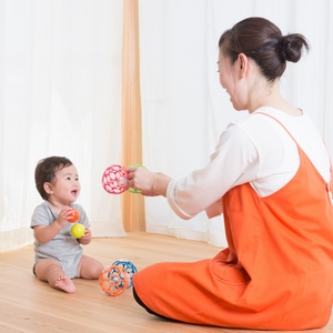 乳児と遊ぶ子ども 