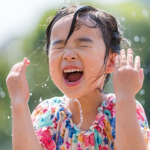 水遊びする子ども 
