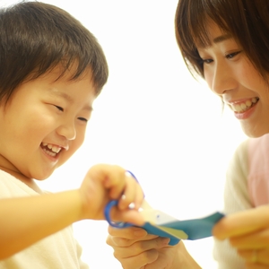 先生と工作をする子ども

